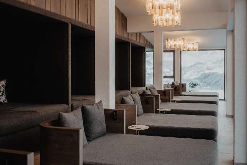 Images 1 to 5: Veneer as far as the eye can see: thanks to this elegant natural material, the Hotel Berghof in St. Johann im Pongau shines with contemporary splendor. Photos: europlac